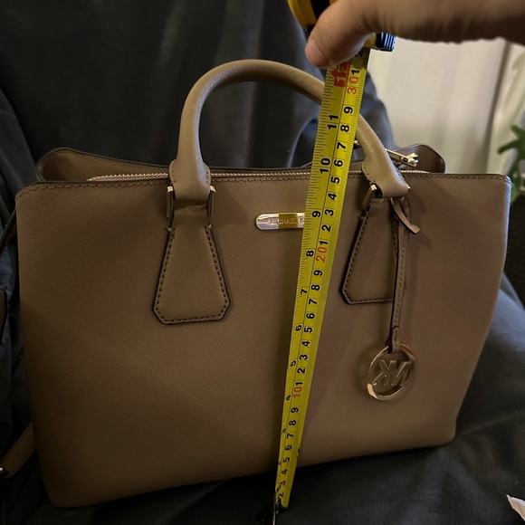 Like new Michael Kors Camille Bag - khaki colour - Picture 7 of 8